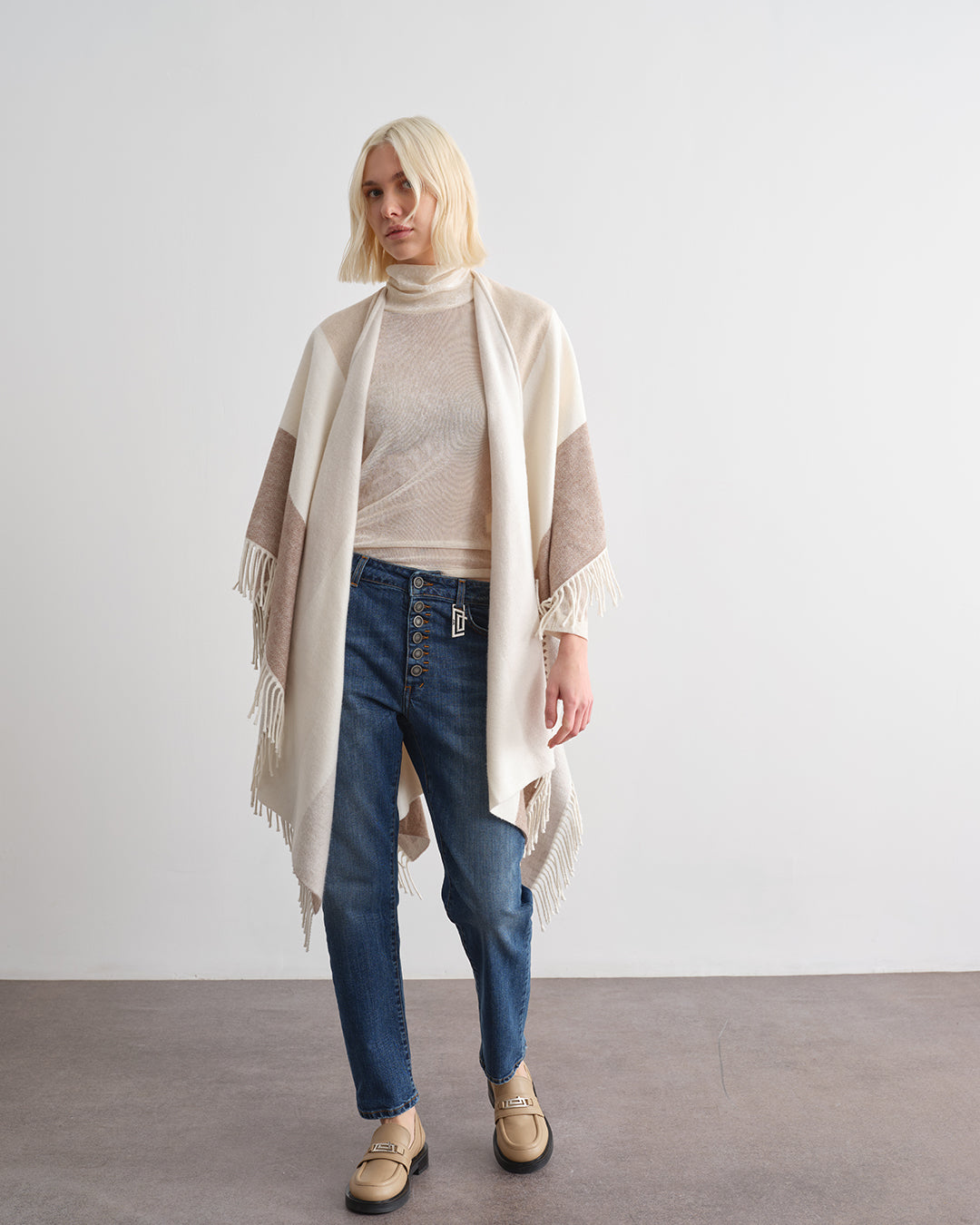 Pantalone in denim con bottoni multipli a vista