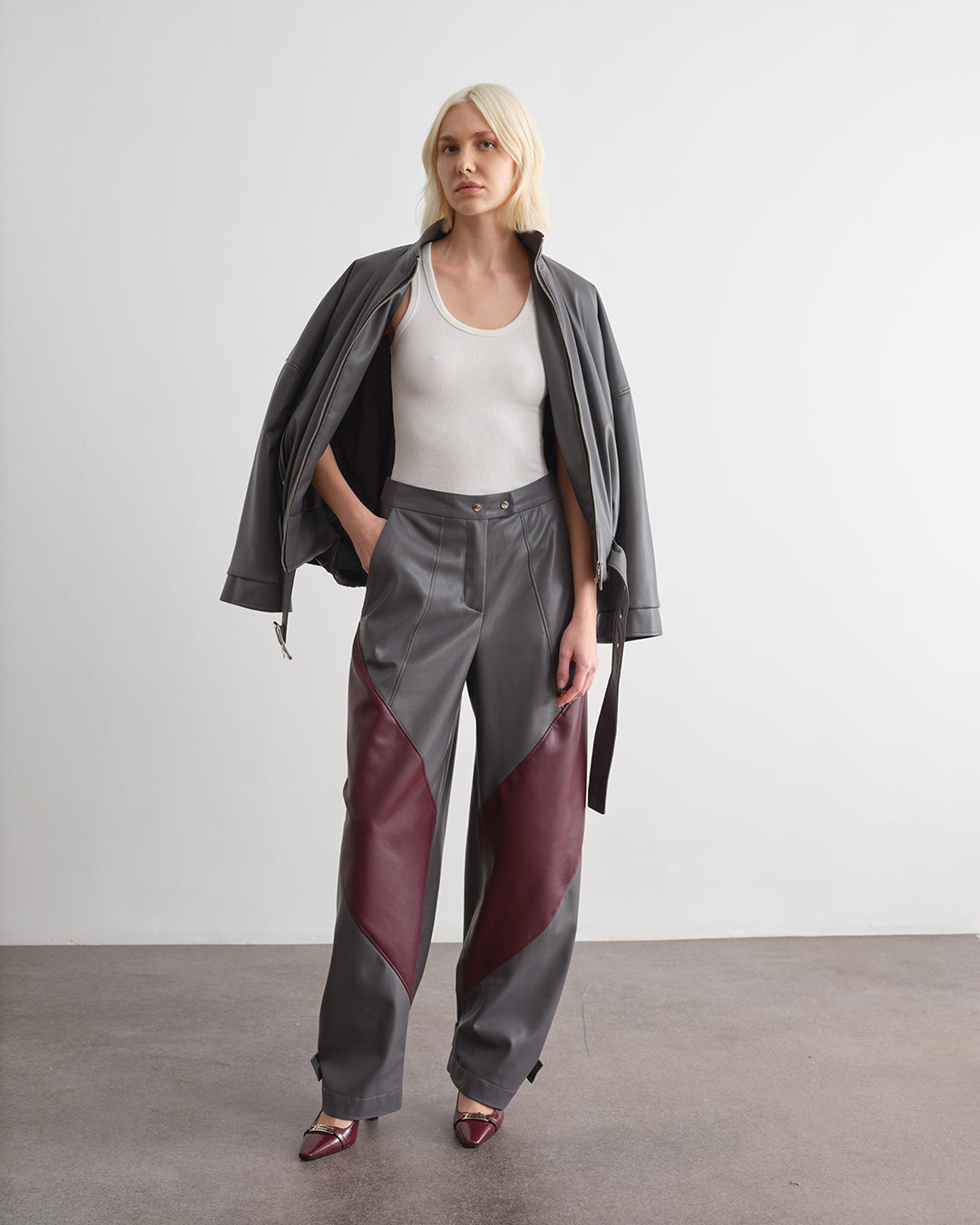 Pantalone bicolor con inserti a contrasto