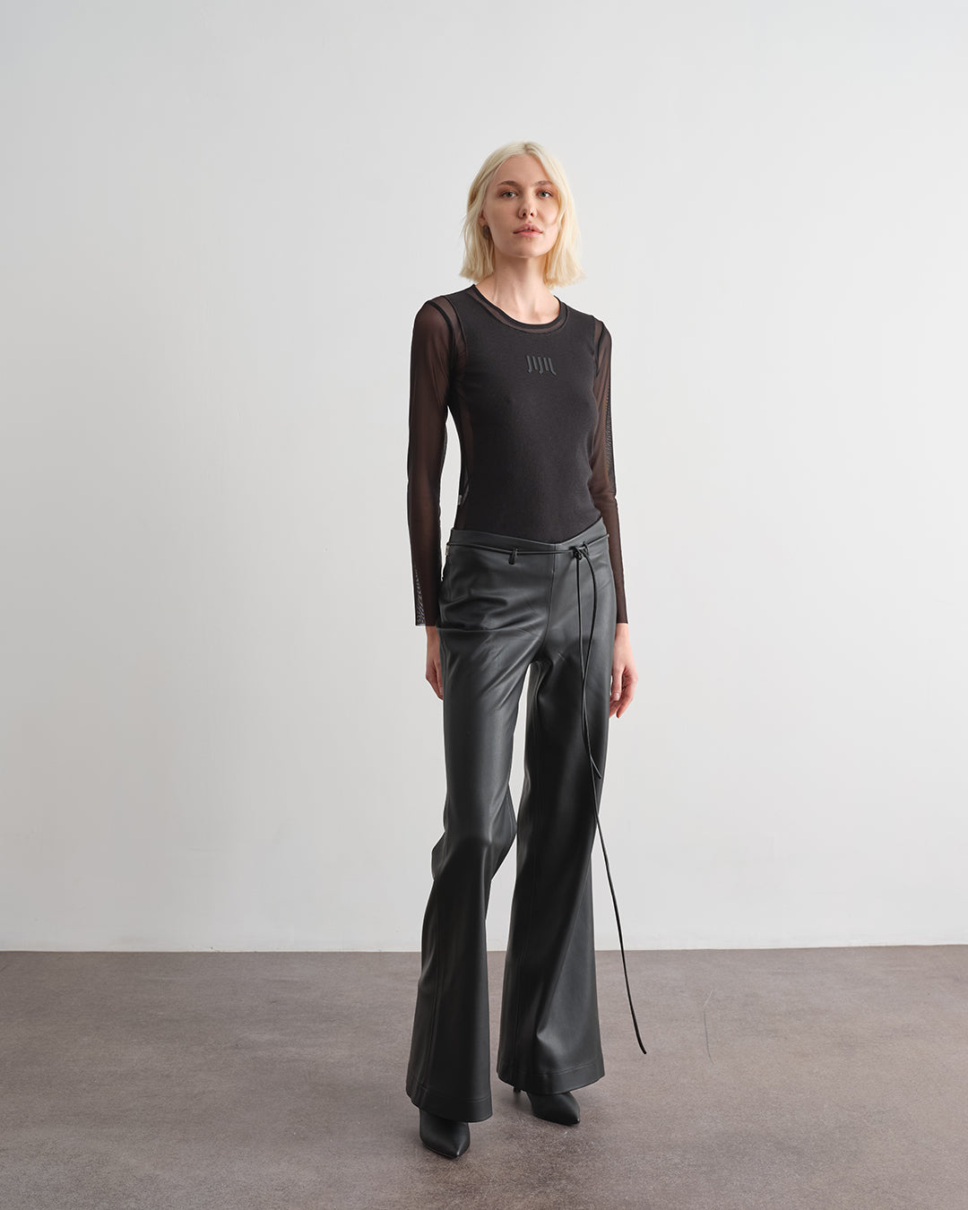 Pantalone con cinturino incorporato