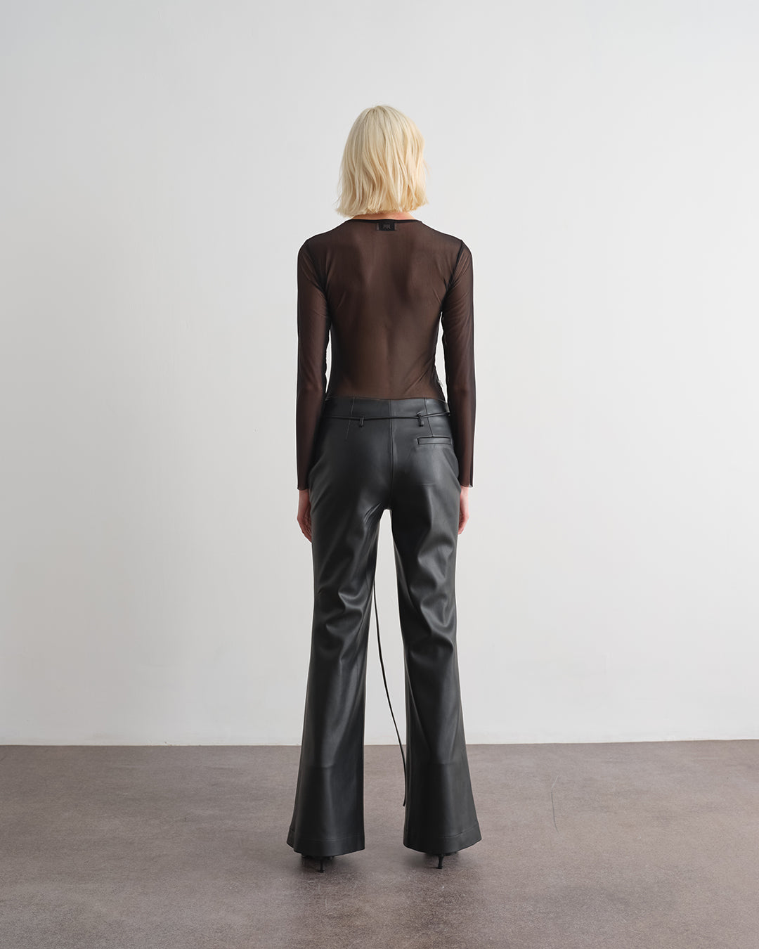Pantalone con cinturino incorporato