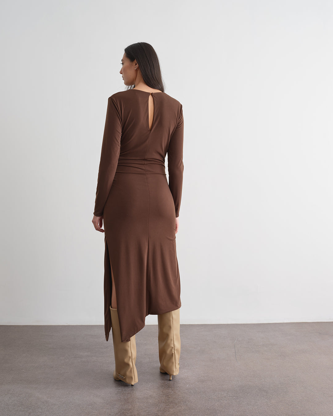 Abito midi con chiusura decorativa