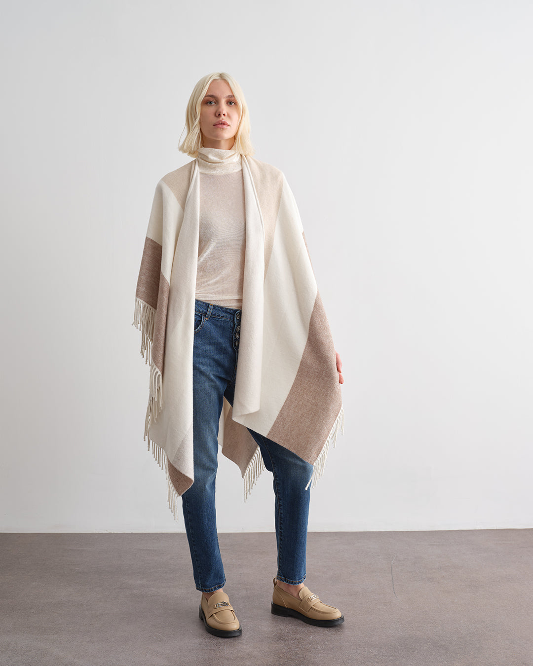 Pantalone in denim con bottoni multipli a vista