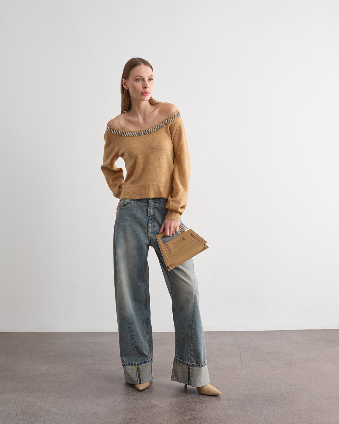 Maglione con scollo rotondo e ricami strass