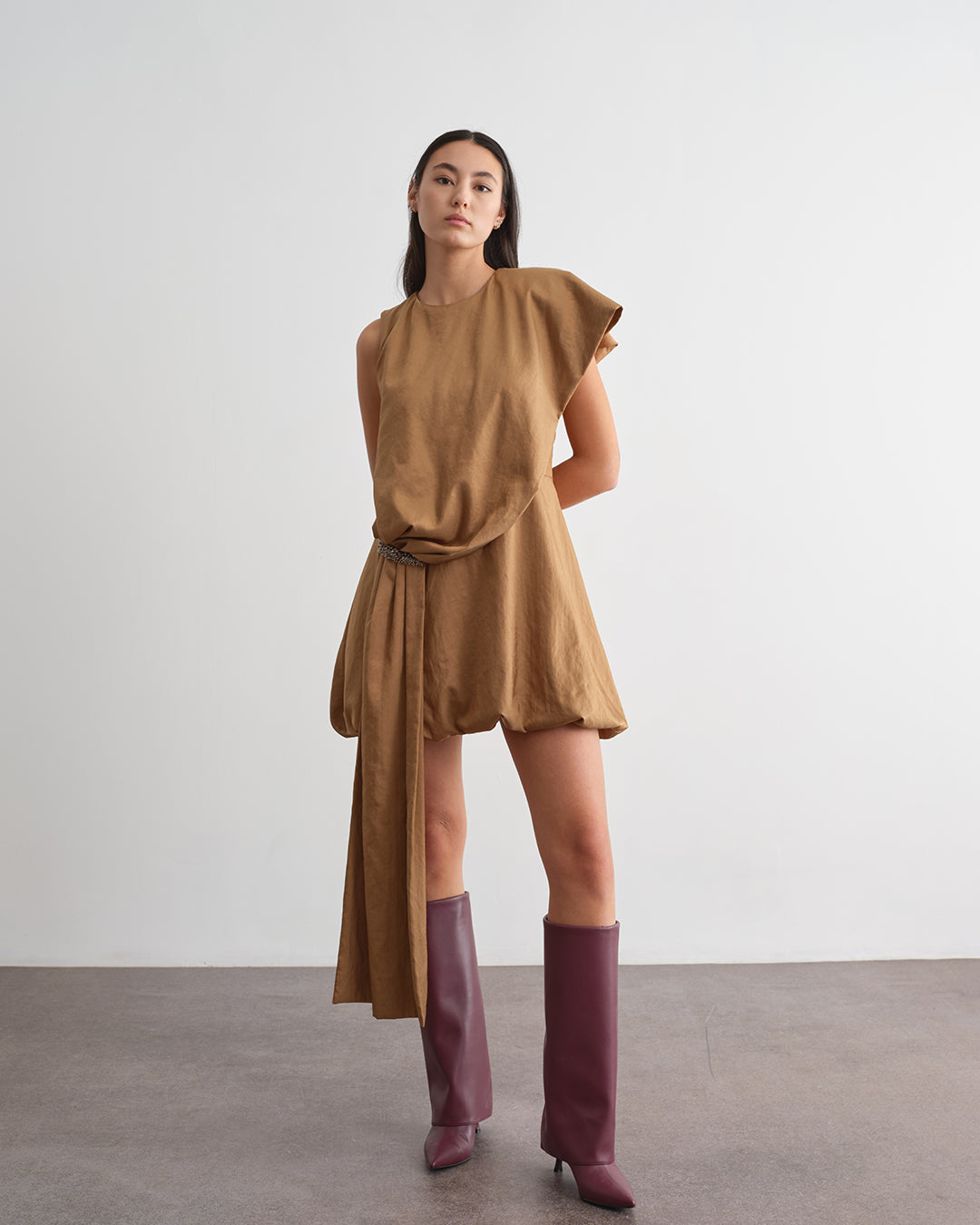 Abito corto drappeggiato con applicazione gioiello