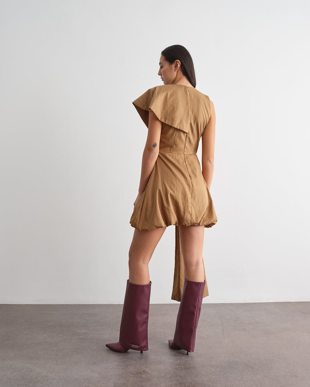 Abito corto drappeggiato con applicazione gioiello
