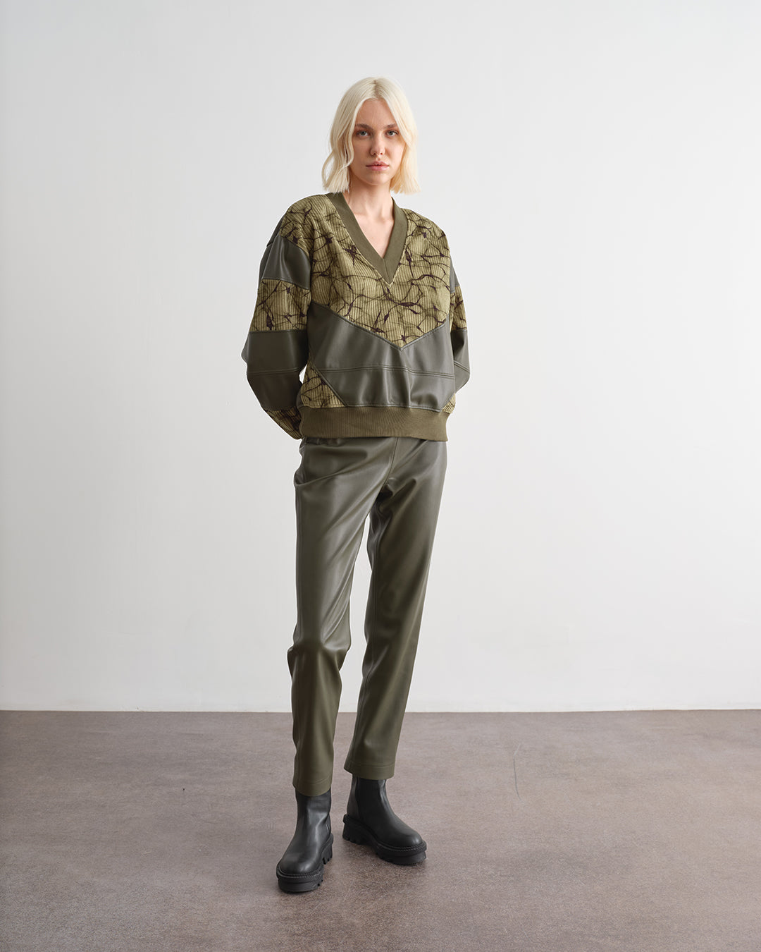 Pantalone a sigaretta effetto lucido tinta unita