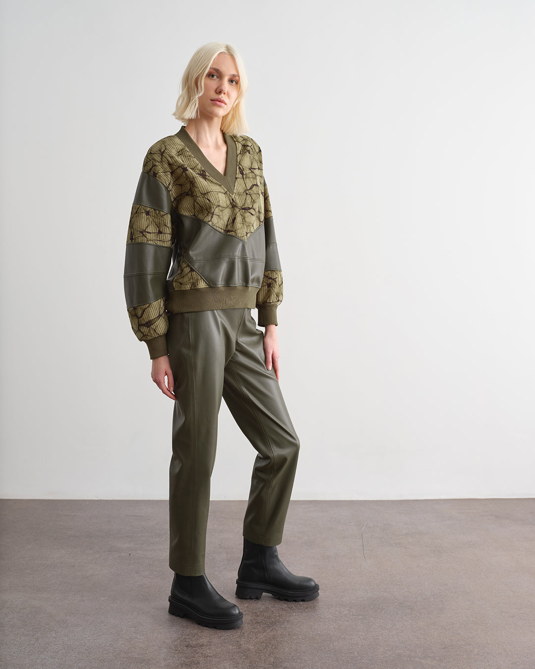 Pantalone a sigaretta effetto lucido tinta unita