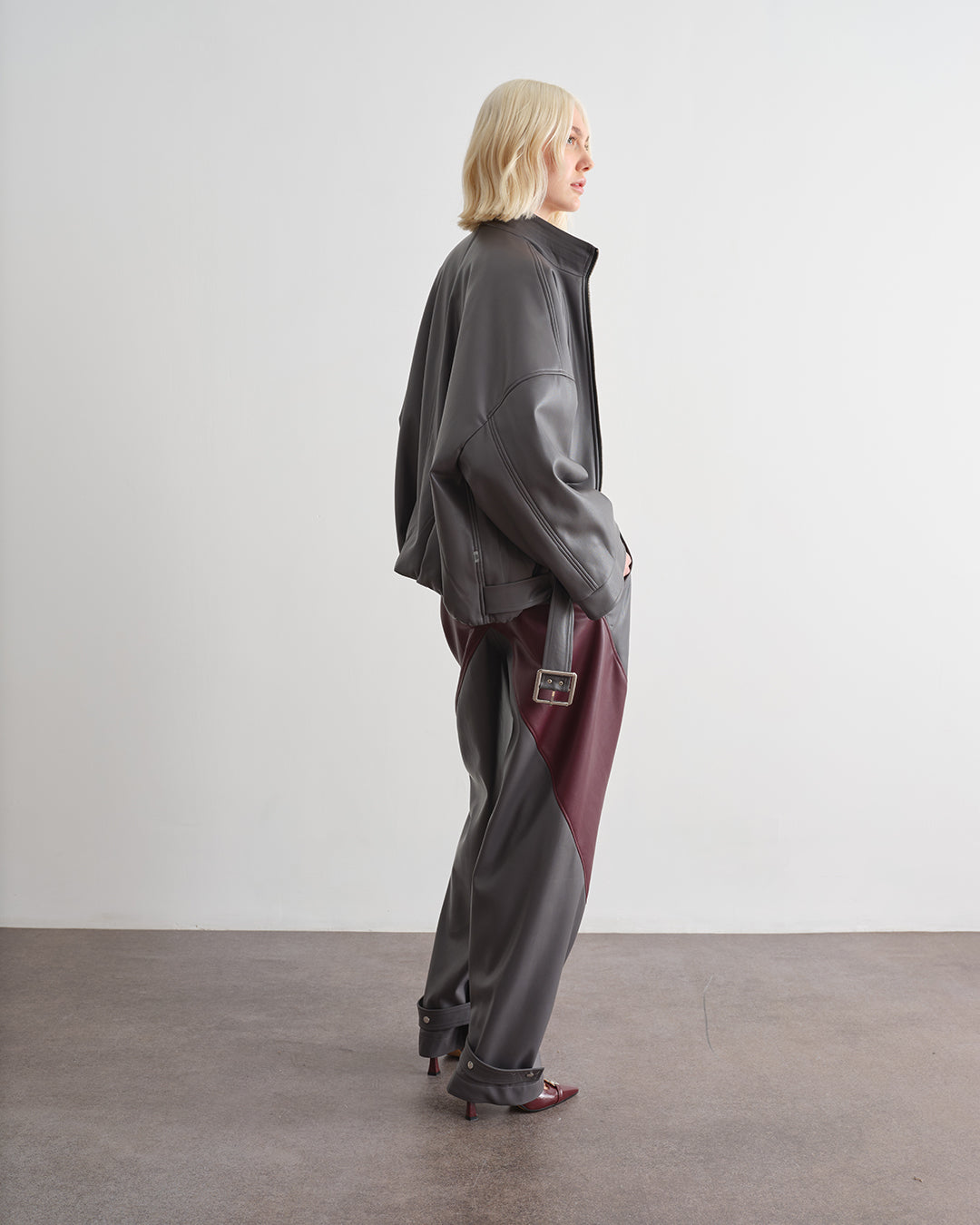 Pantalone bicolor con inserti a contrasto