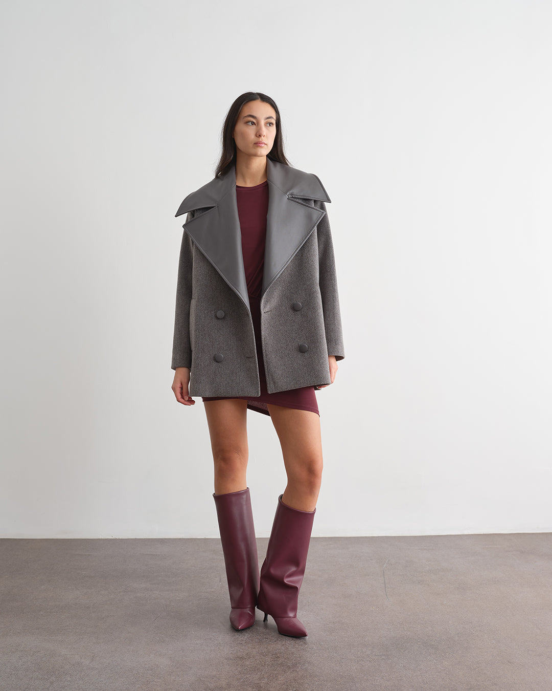 Cappotto doppiopetto con collo a revers in contrasto